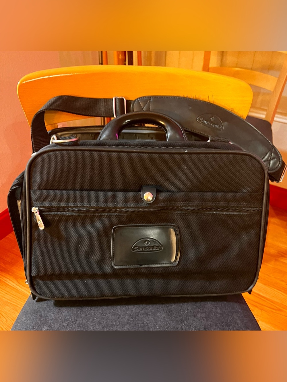 Samsonite Black  Expandable Briefcase Messenger Computer Shoulder Bag Carry-on